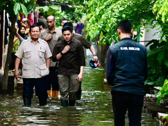 Presiden Prabowo Tinjau Lokasi Terkena Banjir di Bekasi, Sambil Buka Puasa Bareng dengan Warga